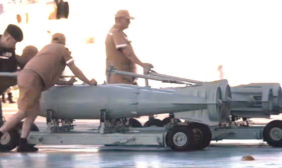 Bomben auf dem Flugdeck der Admiral Kusnetsov